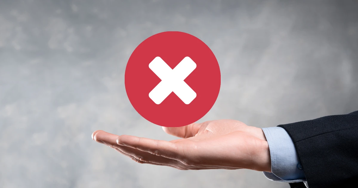 フリーランスSEが「やめとけ」といわれる理由とは？><p>フリーランスSEは、収入や働き方の自由度など多くのメリットがある一方で、デメリットも存在します。こうした不安要素により「やめとけ」という声が上がることもあり、独立に踏み切れない方がいるのも事実です。</p><p><br></p><p>とくに、フリーランスとして活動をはじめると、再び正社員に戻るのが難しくなるケースもあるため、マイナス面にも目を向けたうえで進路を検討することが大切です。</p><p><br></p><p>ここでは、フリーランスSEが「やめとけ」といわれる理由について、以下4点を解説します。</p><h3>①収入が安定しにくい</h3><p>フリーランスSEは会社員と異なり、固定給ではなく案件単位で報酬を得るため、月ごとの収入にばらつきが生じやすい働き方です。そのため、案件が減れば報酬も下がり、状況によっては無収入となるリスクもあります。</p><p><br></p><p><strong><mark>さらに、体調不良や景気の悪化などによる急な案件終了も、収入の減少につながる要因です。</mark></strong></p><p><br></p><p>こうした不安定さに備えるためには、複数案件の同時進行や営業ルートの分散など、常にリスクを見越した行動をとることが重要です。</p><h3>②福利厚生がない</h3><p>フリーランスとして働く場合は、会社員のように厚生年金や健康保険、退職金などの福利厚生を受けられないのが一般的です。</p><p><br></p><p><strong><mark>年金や保険の手続き、支払いはすべて自分で管理する必要があり、有給休暇や病気休業補償も基本的には適用されません。</mark></strong>そのため、仕事を休むとそのまま収入に影響を与える可能性があります。</p><p><br></p><p>一方で、小規模企業共済や所得補償保険などの制度を活用すれば、一定のリスクに備えることも可能です。このように、フリーランスはいかに働きやすい環境を自分で作れるかが鍵となります。</p><h3>③メイン業務以外の作業も多い</h3><p>フリーランスとして活動する際は、SEの業務だけではなく、案件獲得の営業や見積調整、請求書の発行などを自分でこなす必要があります。なかでも確定申告は手続きが複雑で、とくに負担に感じやすい業務の1つです。</p><p><br></p><p><strong><mark>営業や経理が得意でない方にとっては、作業の多さが精神的なストレスにつながることもあります。</mark></strong></p><p><br></p><p>近年は、会計ソフトやエージェントサービスなどが充実しているため、資金に余裕がある場合は負担軽減や時間確保のために利用すると良いでしょう。</p><h3>④社会的信用が低い</h3><p>フリーランスSEとして働く場合は、収入や雇用形態の安定性が低いことから、社会的信用が得にくい傾向があります。<strong><mark>とくに、クレジットカードの発行や住宅ローンの審査では、会社員と比べて基準が厳しくなるケースが多く見られます。</mark></strong></p><p><br></p><p>独立後にこうした審査を受ける際は、複数年分の確定申告書の控えや納税証明書などを準備し、継続的な収入を客観的に示すことが重要です。</p><p><br></p><p>また、審査への通過率を高めるために、クレジットカードや住宅ローンの手続きを会社員のうちに済ませておくのも有効な選択肢といえます。</p><h2>フリーランスSEになるには？失敗しないためにおさえておくべきポイント7つ</h2><p><img src=