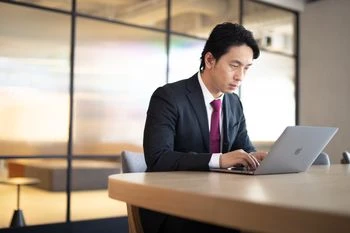 40代でプログラマーになるのは難しい？転職する際のポイントも紹介